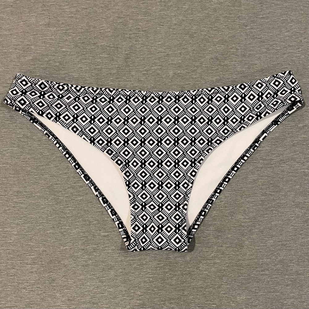 NWT Cupshe Black and White Geometric Bikini Bottom Size Small - Picture 2 of 7